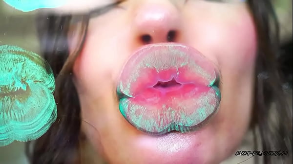 Sensual Glossy Minty kiss 