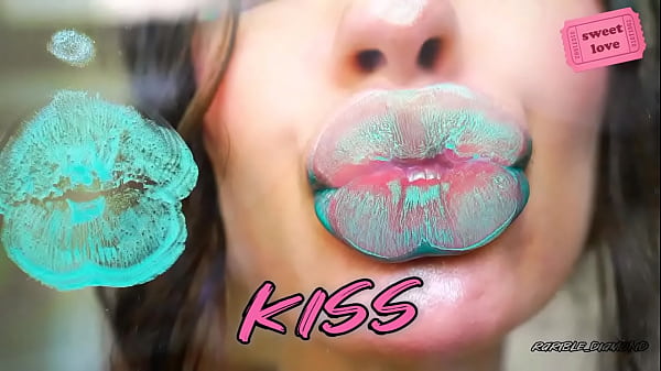 Nonton Sensual Glossy Minty Kiss thumbnail