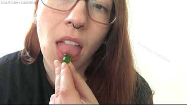 Nonton Gummy Bear Vore With Mouth Sounds thumbnail