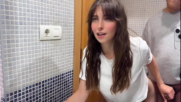 Viejo de 46 a&ntilde;os gordo tiene sexo con amiga de su hijastra universitaria tiene el co&ntilde;o peludo y follan sin condon