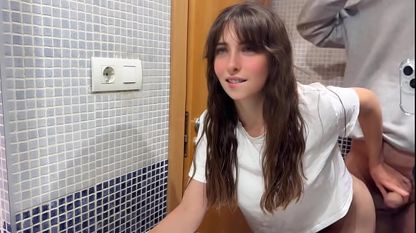 Play MP4 - Creampie en mi co&ntilde;o con pelos &comma; mi padrastro me rellena de semen en el ba&ntilde;o cuando sus amigos estan en el sal&oacute;n