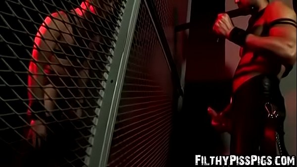 Play MP4 - Yenier gets his back covered in piss by Nicos Casanova