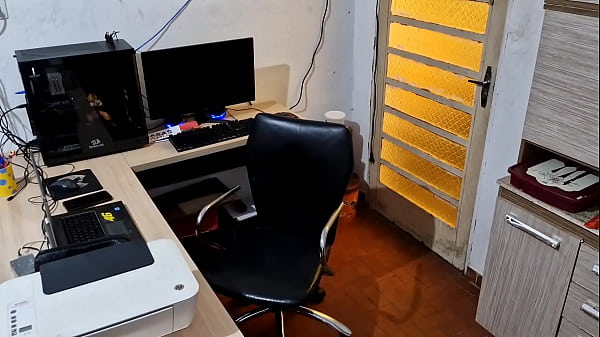 Nonton Secret&aacute;ria D&aacute; Para O Chefe No Sigilo Enquanto Esposa Est&aacute; No Quarto Ao Lado thumbnail