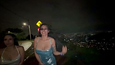 saliendo de la discoteca con mi amiga nos vamos a un mirador a chupar vergas de extranos