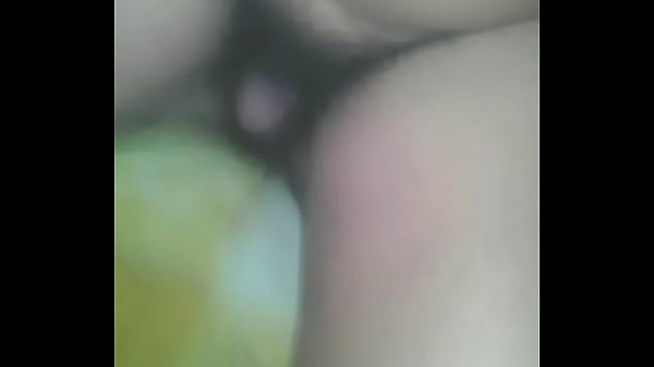 Beny se recuesta en la orilla de la cama y me siento sobre su verga 