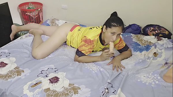 Colombian Stepmother Masturbates Her Juicy Pussy thumbnail