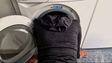 Me quedo atrapada en la lavadora mi padrastro me pilla atascada quiere ayudarme y no puede resistirse a follar mi culo lleno de semen