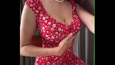 Minha meia-irmã de peitos grandes usou um vestido lindo