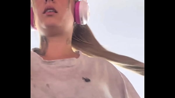 Play MP4 - Eu na academia fazendo meu treino me deu muito calor tirei a camiseta e fiquei de suti&atilde; o tes&atilde;o era grande &period;&lpar; bucetinha toda molhadinha &rpar;