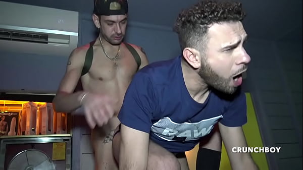 Jeune Salope Donne Son Cul &agrave; Son Meilleur Pote Au Bar thumbnail