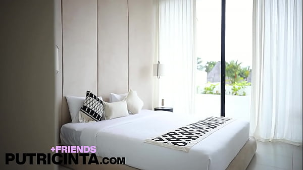 Play MP4 - Horny Slut Putri Cinta Reveals Her Tanned Wet Pussy