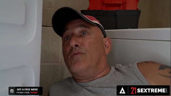 Play MP4 - 21 SEXTREME - Lily Ray Convinces Her Old Man Plumber To Pipe Her Instead&excl;