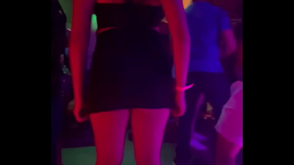 Play MP4 - Minha mulher&comma; usando mini saia bem curtinha dan&ccedil;ando em uma balada de Uberl&acirc;ndia e mostrando a bundinha