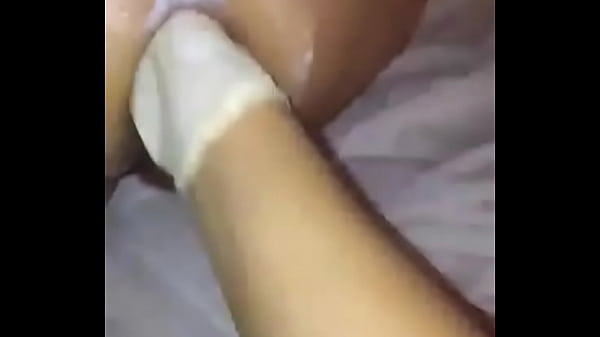 Play MP4 - A amiga aprendeu a fistar e enfiou a m&atilde;o toda dentro da loira arrombada