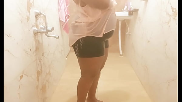 Sexy southIndian_maid showing boobs