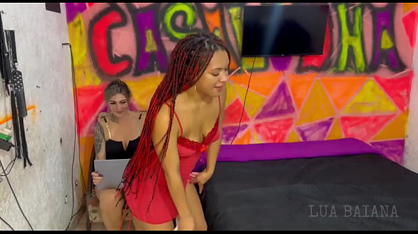 Play MP4 - Lua Baiana Limpando a Casa e Sendo Excitada Pelo Casal DNA