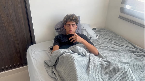 Nonton Mi Peque&ntilde;a Hermanastra Entra A Mi Habitacion Sin Permiso Y Me Descubre Masturbandome Con Sus Fotos. thumbnail