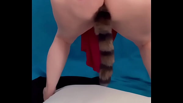 Butt plug loving slut fucks herself 