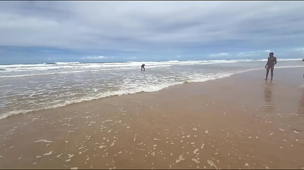 Fudendo a morena gostosa na praia de copacabana com todo mundo olhando 