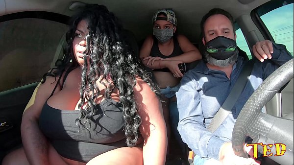 Carro lotado com a mulata dos seios gigantes 