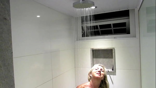 Play MP4 - Sexo com a M&atilde;e da Minha Namorada&period; Loira&comma; Gostosa e Safada