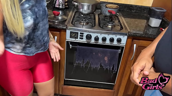 Play MP4 - Hijastro descubre que su madrastra es puta y la convence para follar