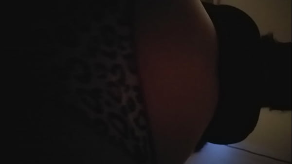 Casadinha esperou marido sair 