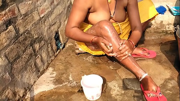 Play MP4 - Indian Desi Aunty Topless Outdoor Bath Capture Radhika Bhabhi
