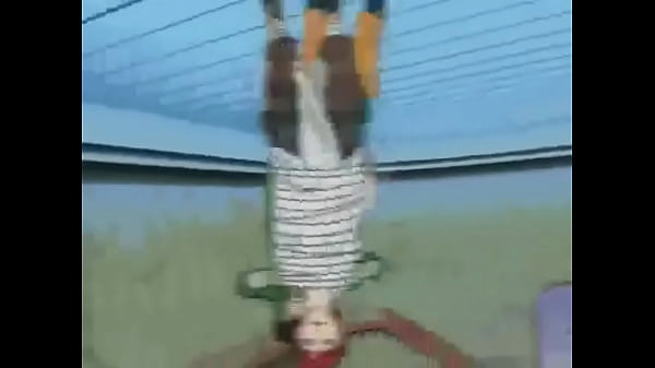 Personagem de Naruto batendo uma 