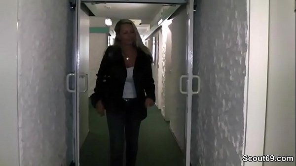 Play MP4 - Junger Bubi laedt Mutter des Schulfreund ein und fickt sie