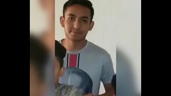 Chavo de 18 latino pide verga a gritos 