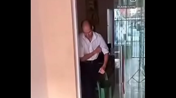 Velhinho Safado toma leitinho