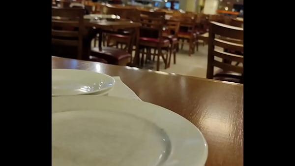 Mostrando os peitos no restaurante