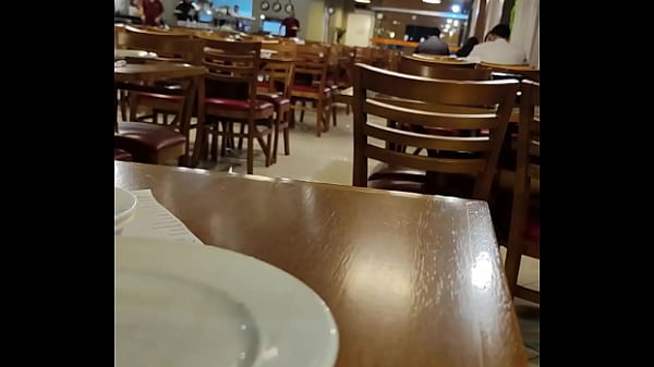 Mostrando os peitos no restaurante 