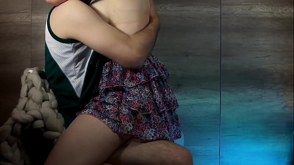 الزوج ليس في المنزل ، والزوجة تدخل الابن وتضاجعه المؤخرة الكبيرة الثدي الكبير نيك الابن نيك الأم