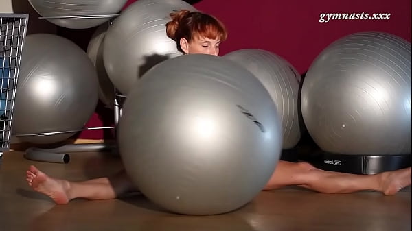 Skinny redhead gymnast Ala Starovata_spreads legs