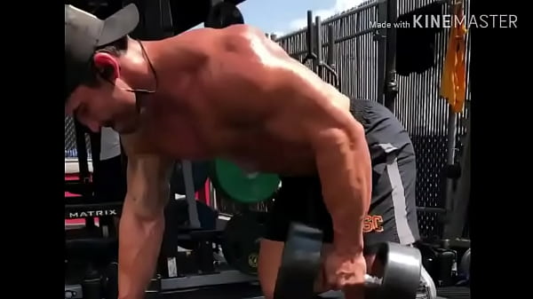 Homem sarado todo suado na academia