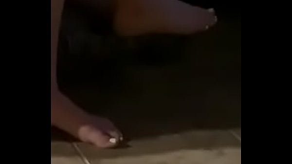 Jenny&rsquo;s sexy candid feet spied on while playing games 