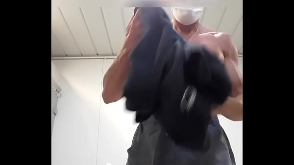 d&eacute;sabillage et exhib dans les vestiaires de la salle de sport 