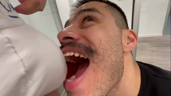 Me Folla Y Me Pre&ntilde;a En Su Oficina. Parte 1 thumbnail