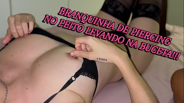BRANQUINHA SAFADA COM_PIERCINGNO PEITO METE GOSTOSO COM SEU VIZINHO DOTADO QUE ENCHE_SUA BUCETA DE LEITE