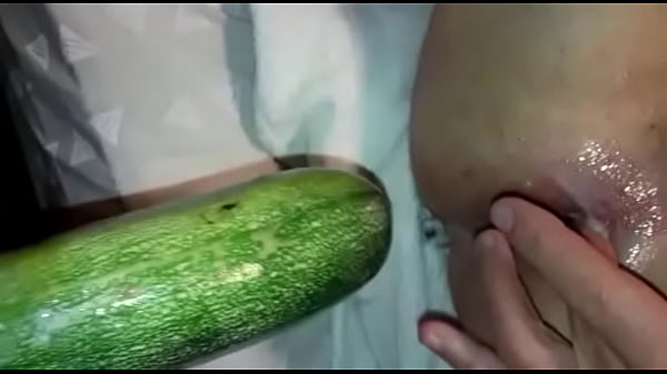 Dildo de pepino por el culo 