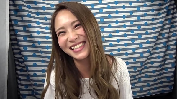 「私マイクの持ち方変じゃないですか？」「じゃあ僕のマイク握ってみます？」&rarr;酒が入ってたからかエロいジャブが効いてきてだんだんヤレる雰囲気に！&rarr;乳首まだ触ってないのにビクッてなるのが可愛い！チ○ポ挿れたらどうなる！？ thumbnail