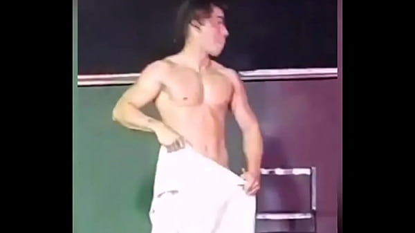 Brandon ense&ntilde;a verga 