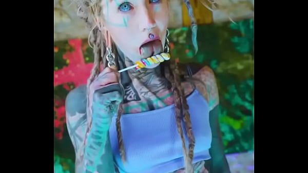 Girlfriend with or without split tongue