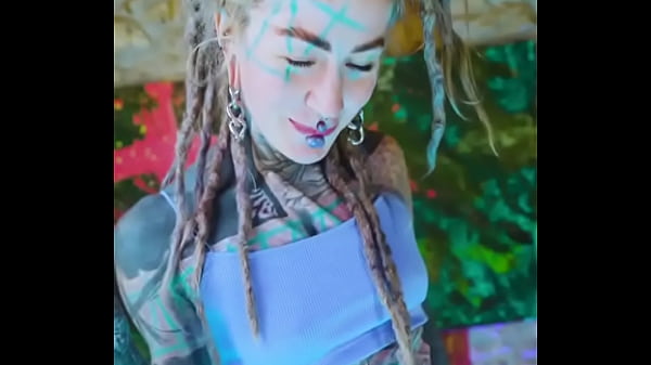 Girlfriend with or without split tongue