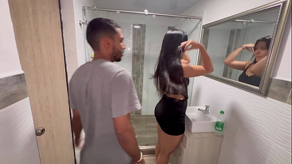 Sexo en el ba&ntilde;o follamos r&aacute;pido antes de que lleguen nuestros padres 