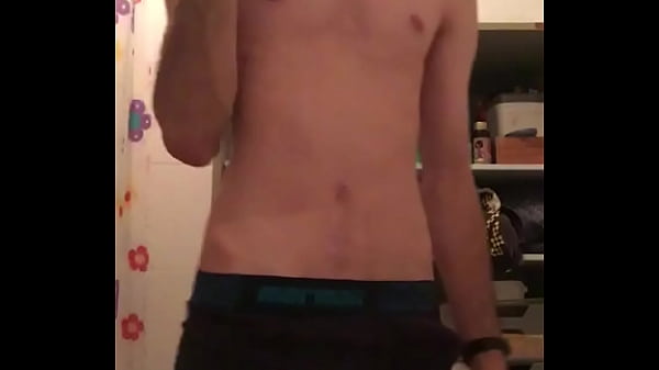 Play MP4 - Escovando os dentes antes de ir com pau duro