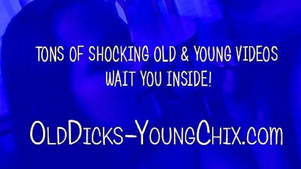 Nonton Teen Nude Model Spreads Her Legs thumbnail