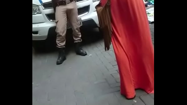 Play MP4 - Poli caliente en la calle&period;